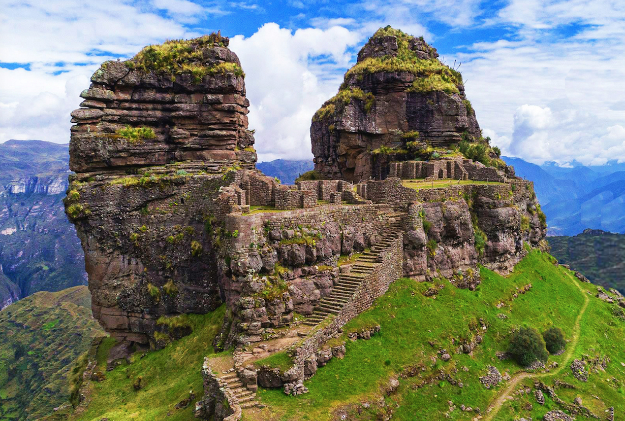 Descubre la sorprendente fortaleza Waqrapukara en el Cusco - Abrecht