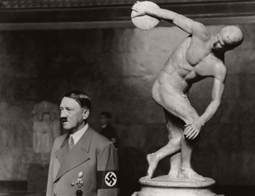 Adolf Hitler posando junto al Discóbolo de Mirón
