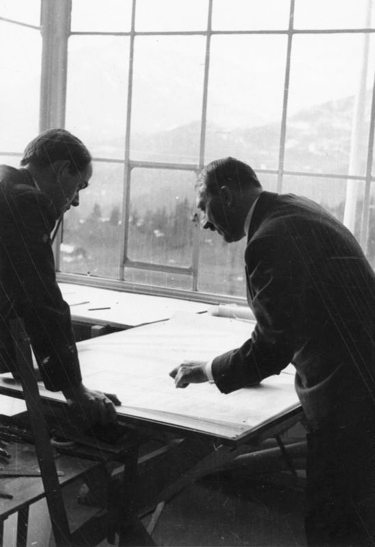 Adolf Hitler trabajando junto a Albert Speer en el diseño de los planos de la Nueva Cancillería