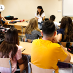 Profesor-docente-catedratico-universidad-clases-colegio-alumnos-LP-Derecho-1-1068×561